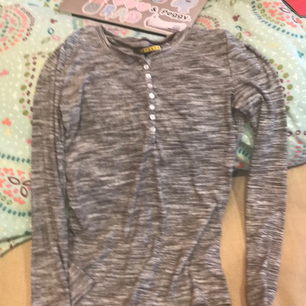 Tight fit gray long sleeve shirt